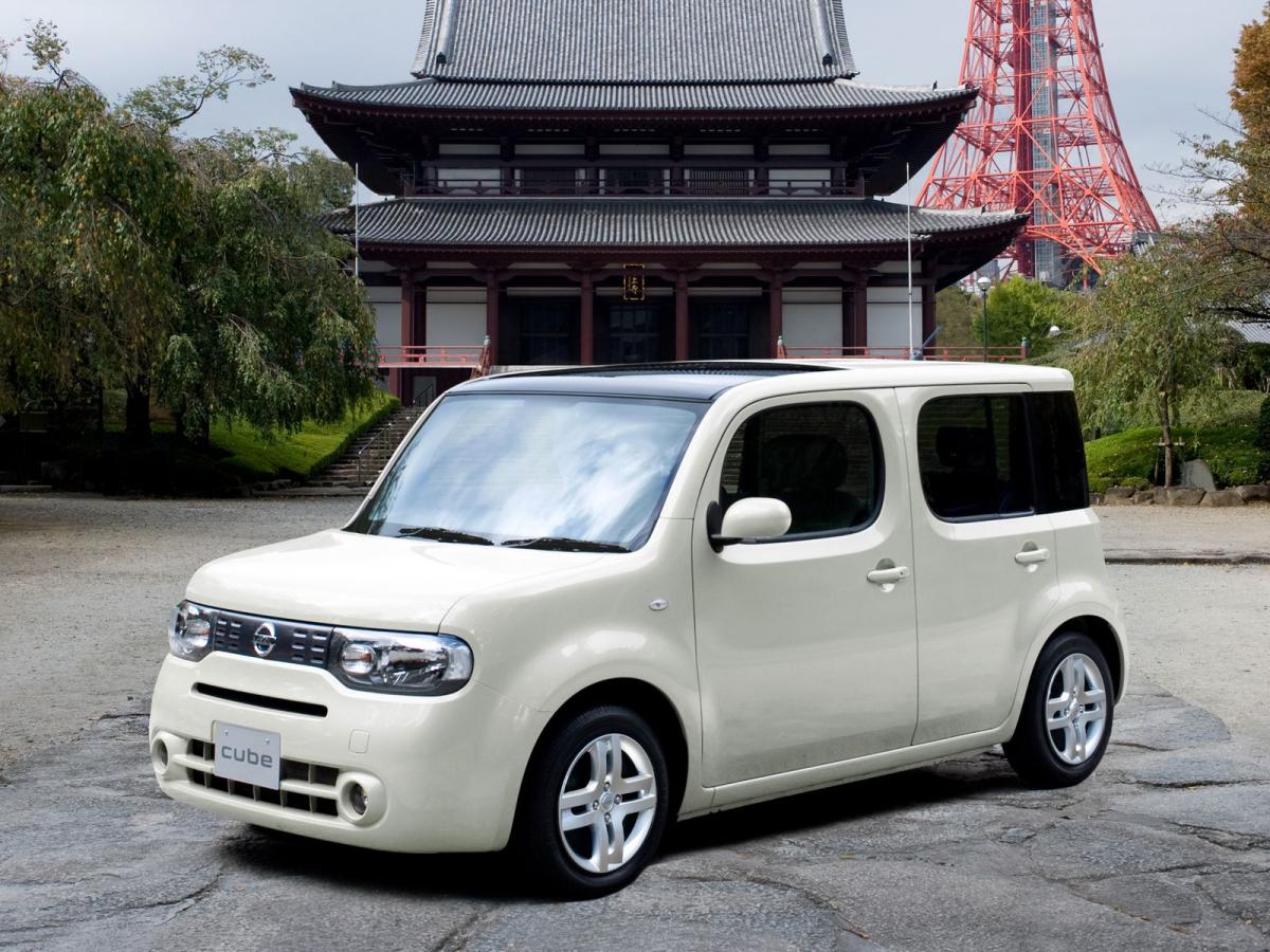 Nissan cube с левым рулем как называется